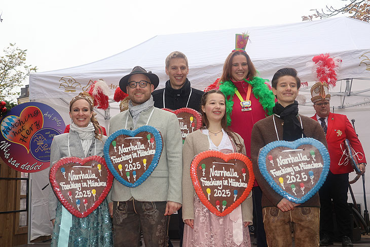 Narrhalla Prinzenpaare 2025: Narrhalla Prinzenpaar 2025: Prinz Christian IV. und Prinzessin Michaela II. und ein Jugendprinzenpaar, Jugendprinz Johan I. und Jugendprinzessin Hannah I. bei der Vorstellung auf dem Viktualienarkt am 11.11.2024 ©Foto: Martin Schmitz